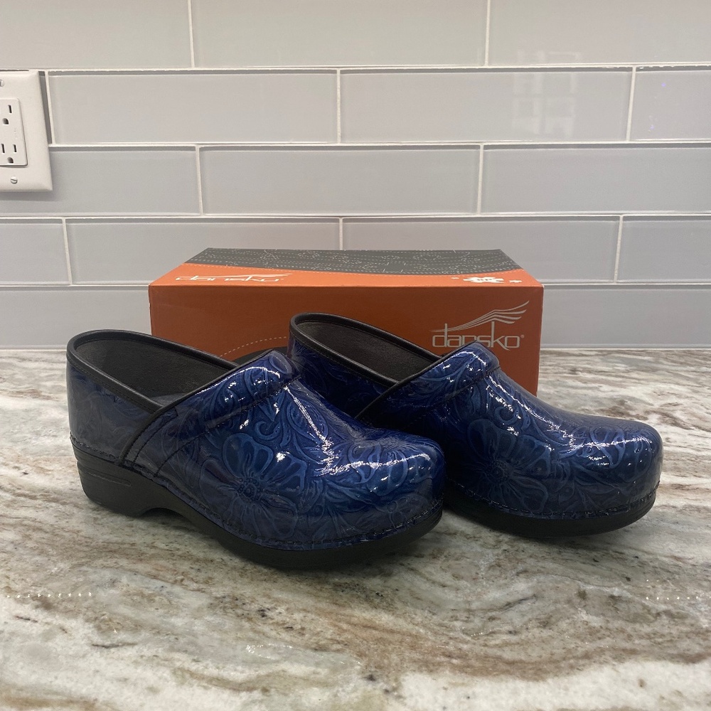 Dansko ProXP Tooled Patent Clogs Size 38